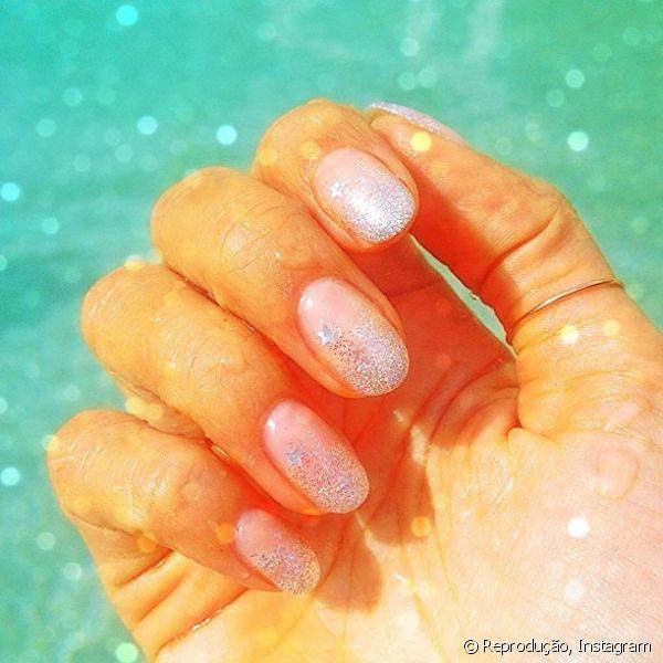 Alessandra Ambrósio decorou suas unhas com degradê de glitter para comemorar seu aniversário, em abril de 2013